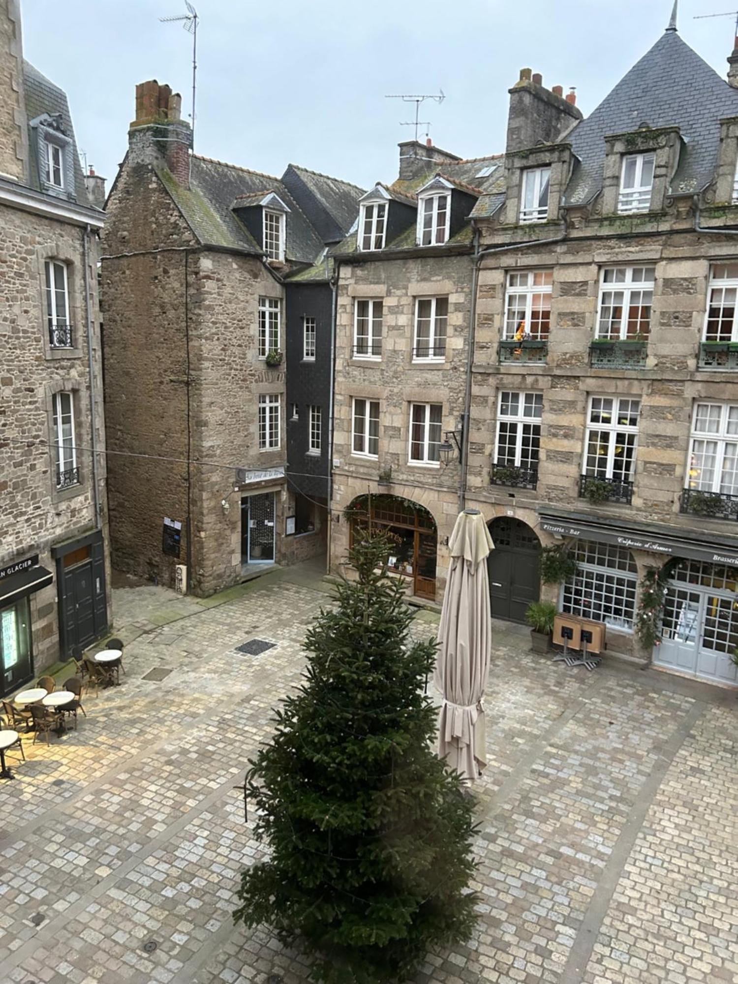 Spacieux Appartement Au Coeur Du Centre Historique De Dinan Exterior photo