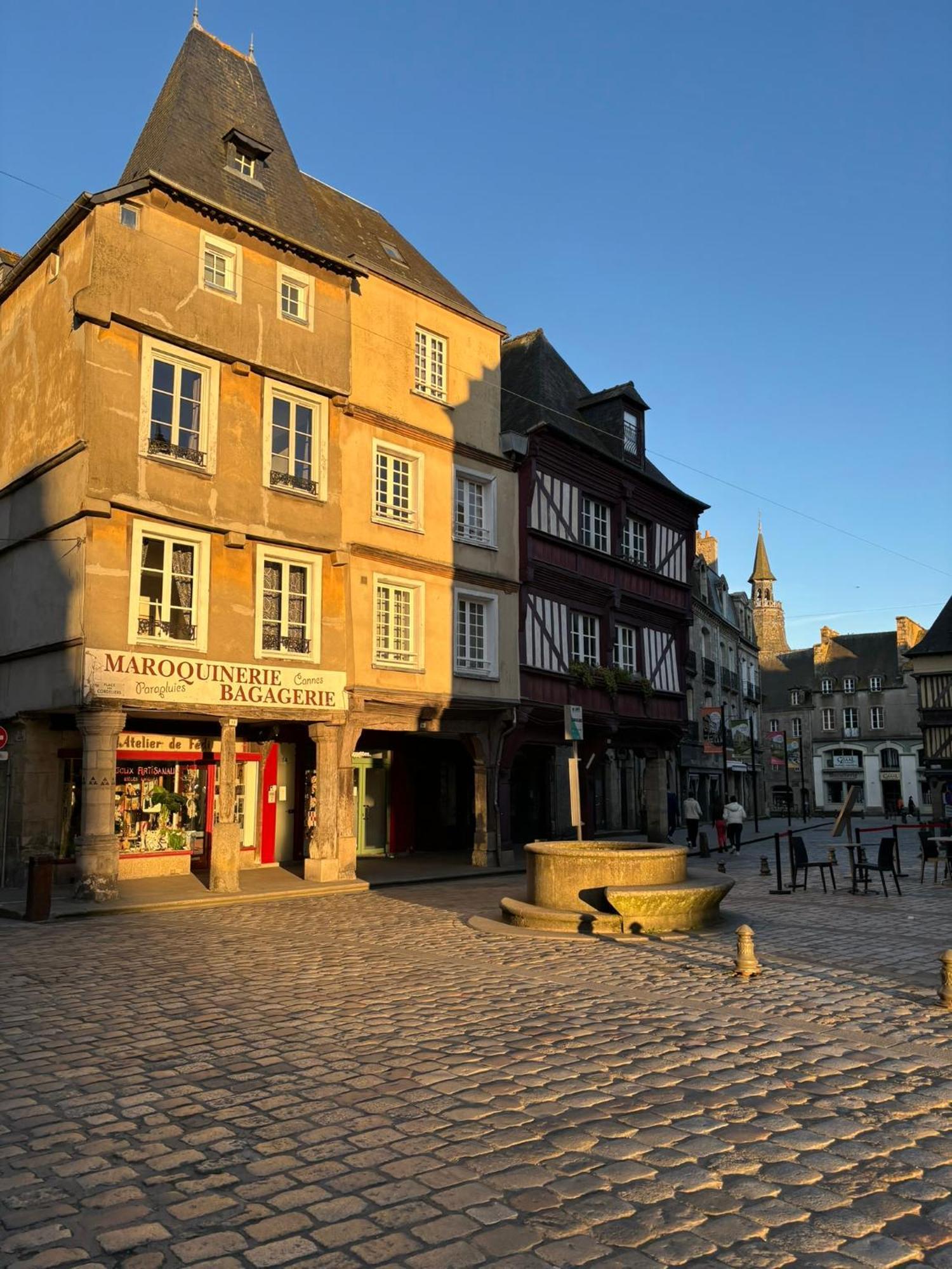Spacieux Appartement Au Coeur Du Centre Historique De Dinan Exterior photo